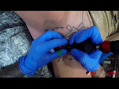 ❤️ Uiters getatoeëerde hottie Sully Savage het 'n tatoeëermerk op haar klitoris gekry ️❌ Superpornografie by porn af.xlxxporno.ru ️❤